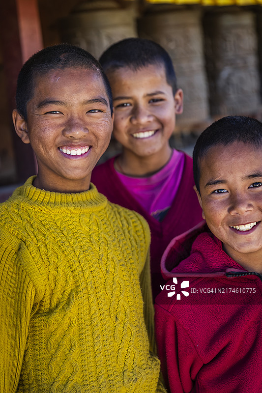 在尼泊尔上木斯塘的查让寺摆姿势的新手藏族僧侣图片素材