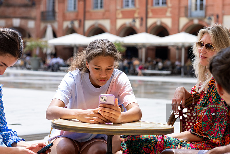 在假期将图片上传到社交媒体图片素材