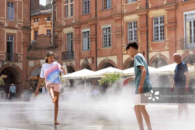 在喷泉里玩耍图片素材
