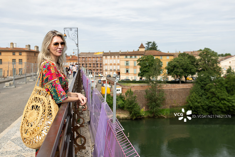 在法国蒙托邦欣赏风景的游客图片素材