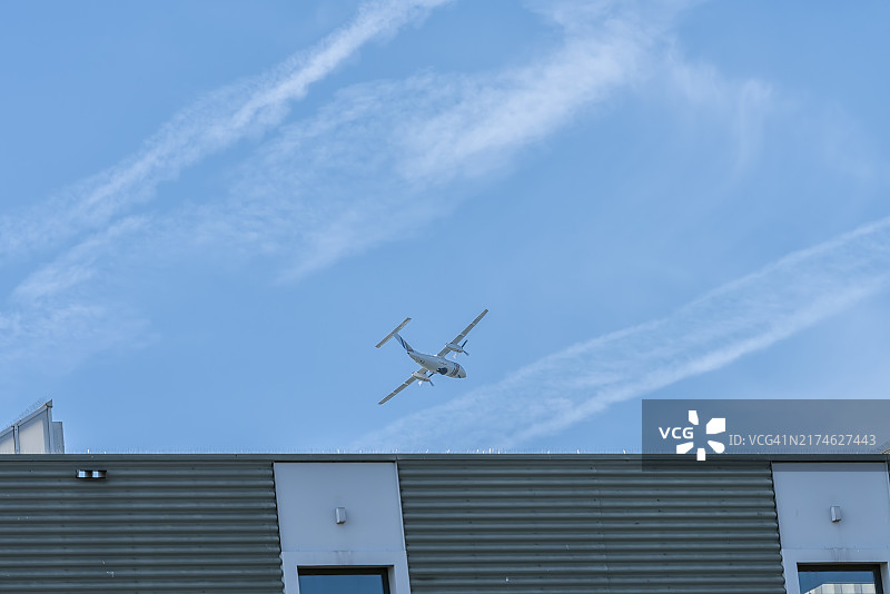 双发飞机低空掠过建筑图片素材