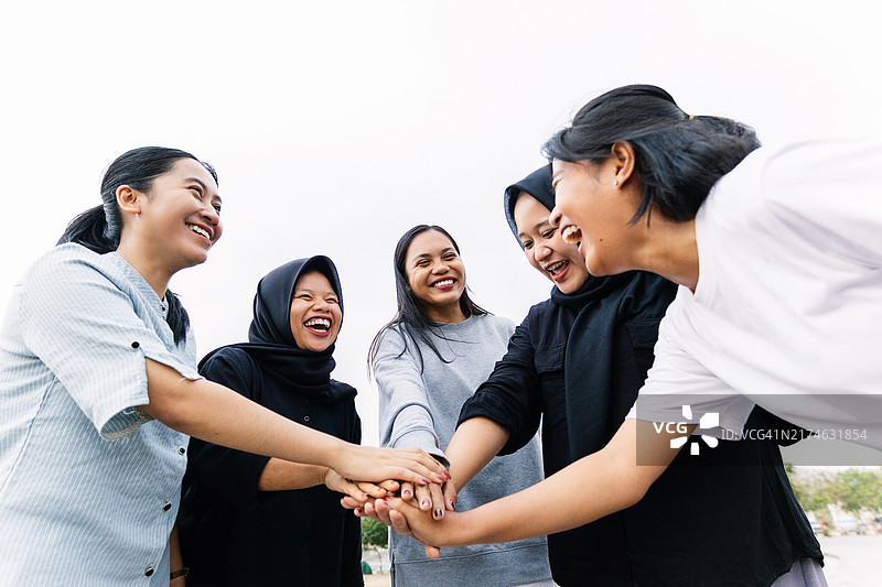 印尼女大学生户外叠手图片素材
