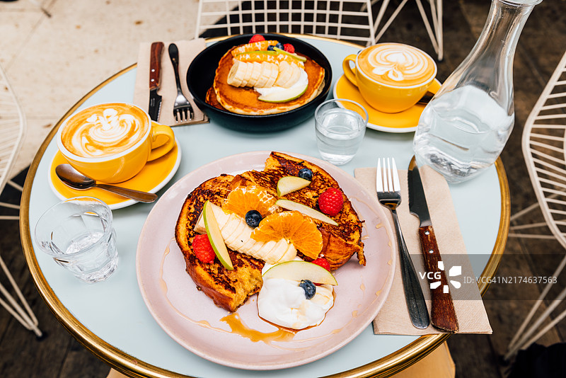 咖啡馆早餐：鲜水果浆果法式吐司图片素材