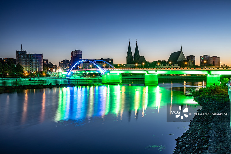 奥德河畔法兰克福城市天际线与灯光璀璨的城市桥梁（勃兰登堡州，德国）图片素材