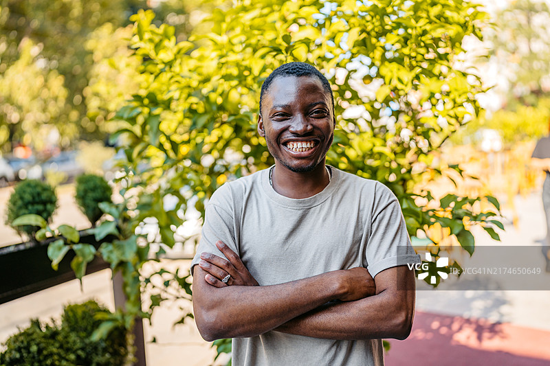 在户外花园里站立的年轻黑人男子图片素材