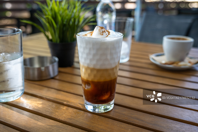 木桌上带泡沫的冰咖啡图片素材