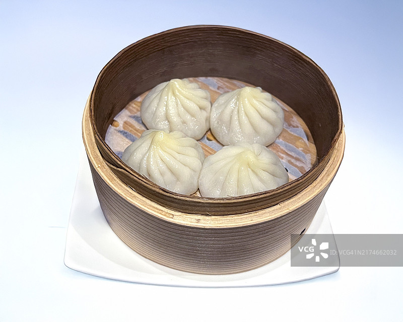 竹蒸笼里的小笼包图片素材