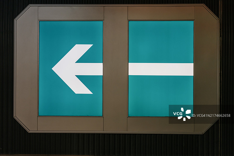 通道内的指示牌图片素材