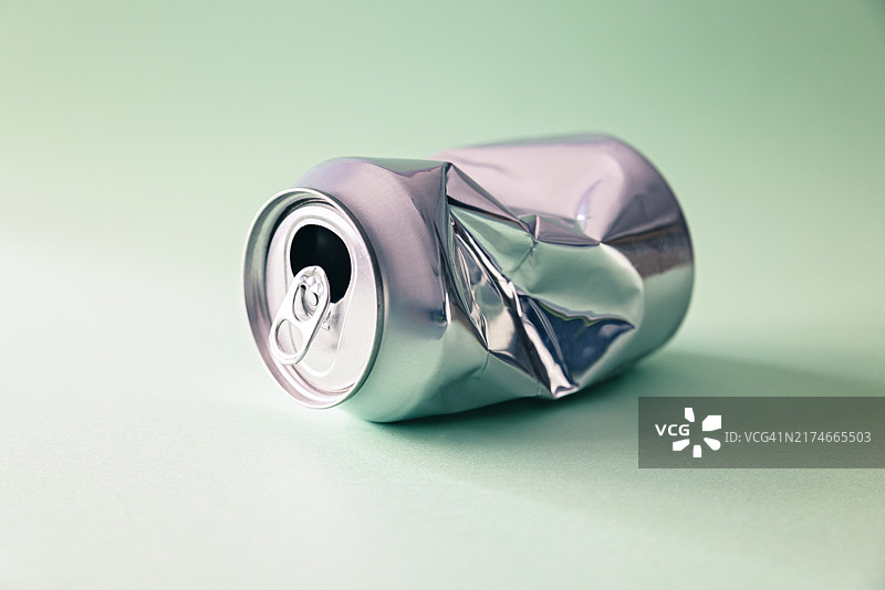 褶皱的苏打罐图片素材