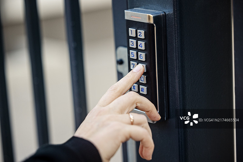 在门上输入密码图片素材