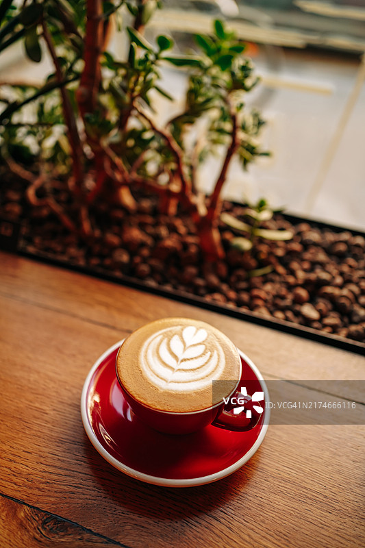 在舒适的环境中享受一杯精致的拿铁咖啡图片素材
