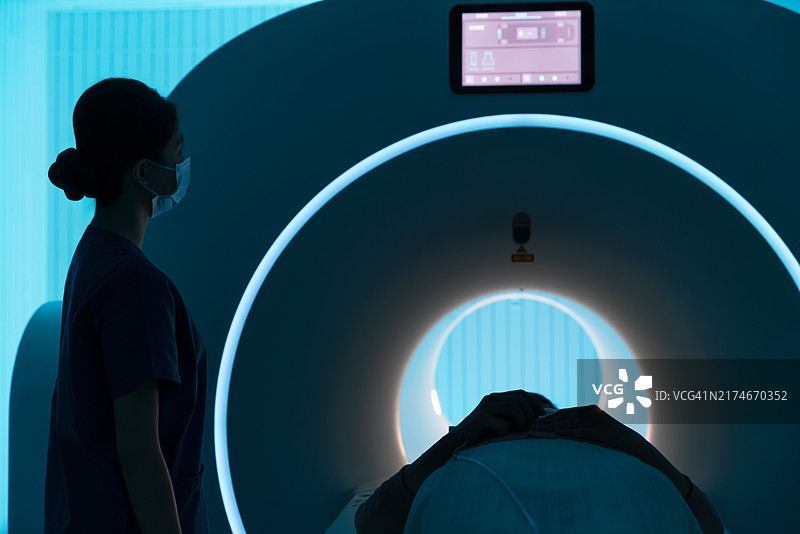 亚洲女护士检查X光设备图片素材