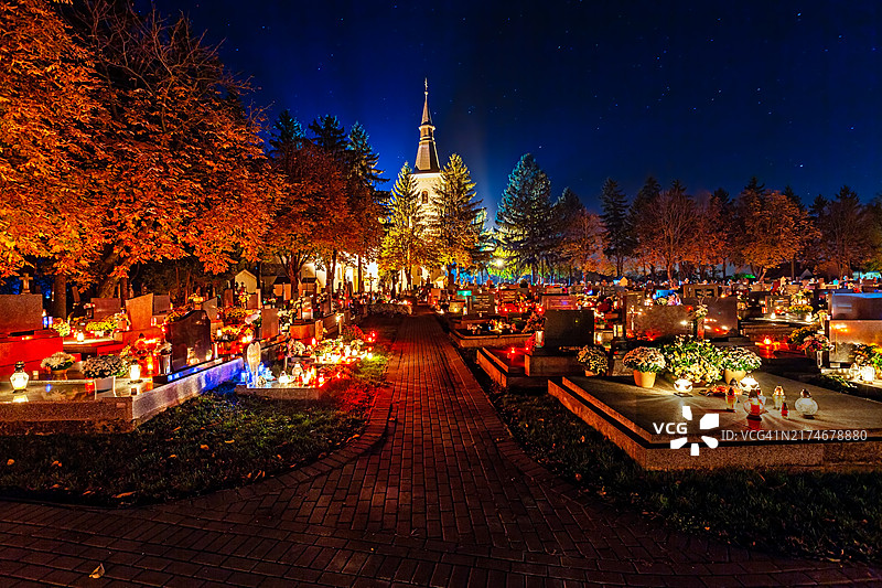 斯洛伐克万圣节的夜间墓地图片素材