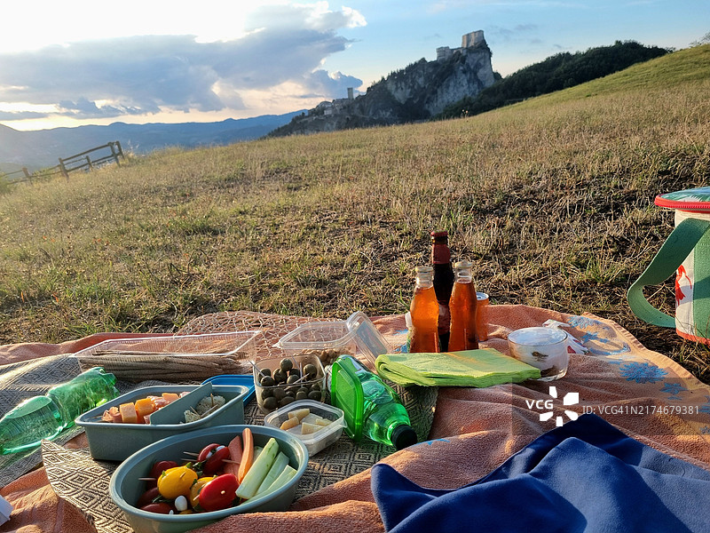 户外与朋友享受轻松的开胃小吃时光图片素材