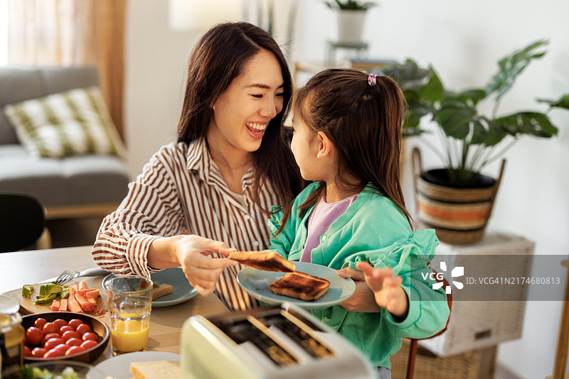 母女在家一起烤面包图片素材