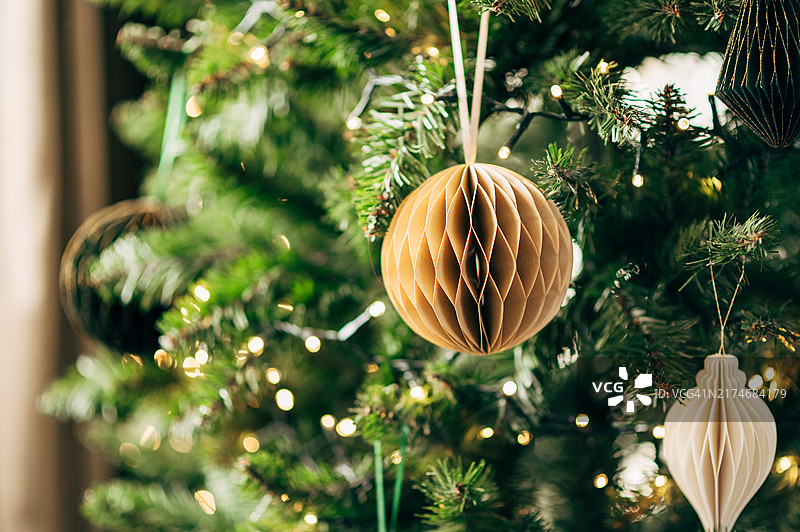 纸质圣诞树玩具特写，背景虚化光斑，留白区域图片素材