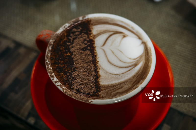 泡沫热巧克力，搭配拿铁艺术和棉花糖，放在木桌上图片素材