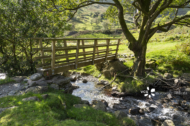 英格兰坎布里亚郡多夫代尔贝克河上的行人桥图片素材