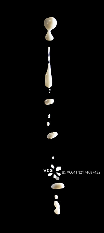 黑色背景上向上飞溅的豆奶图片素材