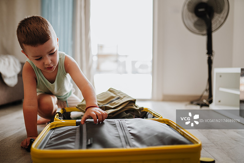 快乐的男孩准备过节图片素材