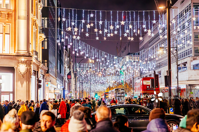 冬季夜晚的牛津街圣诞彩灯，英国伦敦图片素材