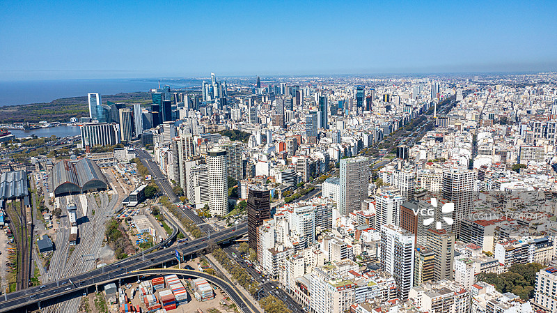 阿根廷布宜诺斯艾利斯的9月7日大道、方尖碑和港口区的鸟瞰图图片素材