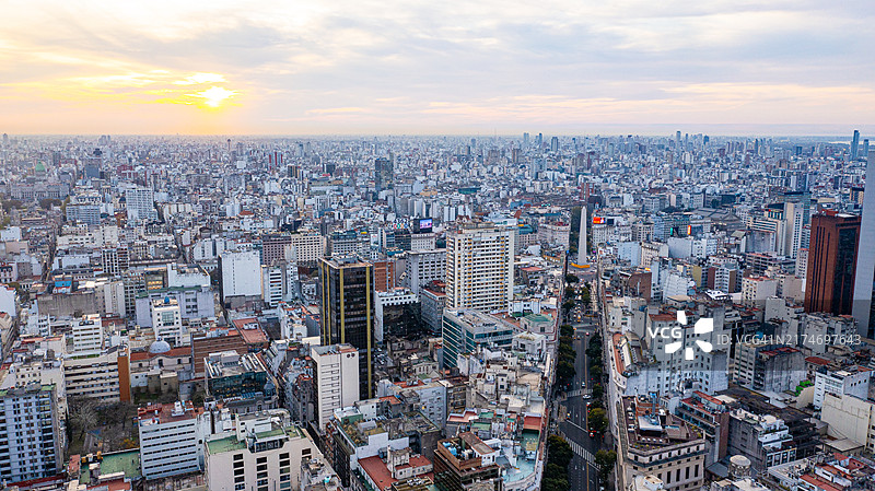 鸟瞰图：对角线北大道和背景中的方尖碑图片素材