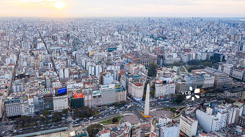 阿根廷布宜诺斯艾利斯的9月7日大道和方尖碑的鸟瞰图图片素材