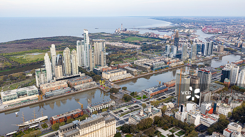 阿根廷布宜诺斯艾利斯的普埃尔托·马德罗及背景中的拉普拉塔河的鸟瞰图图片素材