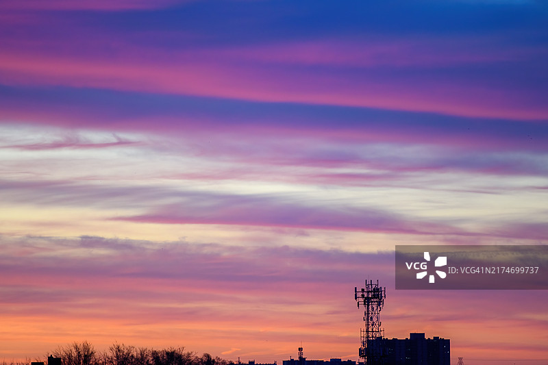通信天线与壮丽的天空图片素材