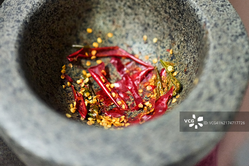 石臼中干燥压碎的红辣椒图片素材