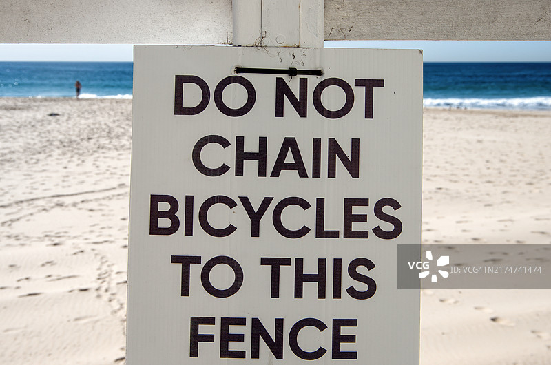 新南威尔士州纽卡斯尔海滩：禁止在此围栏上锁自行车的警告标志图片素材