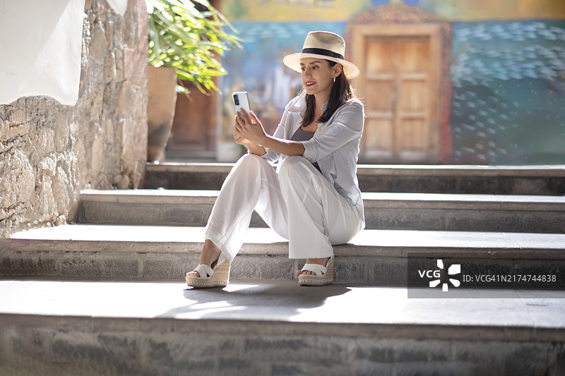 在殖民小镇观光的女人图片素材