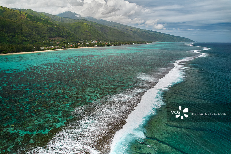 俯瞰塔希提岛西海岸的泻湖图片素材