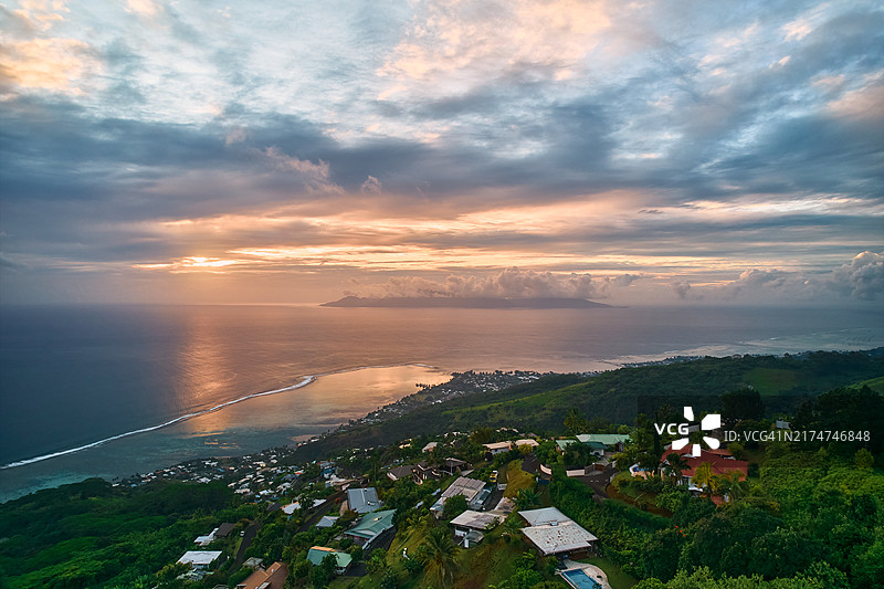 塔希提普纳奥亚山坡日落航拍图片素材