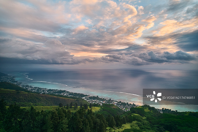塔希提普纳奥亚山坡日落航拍图片素材