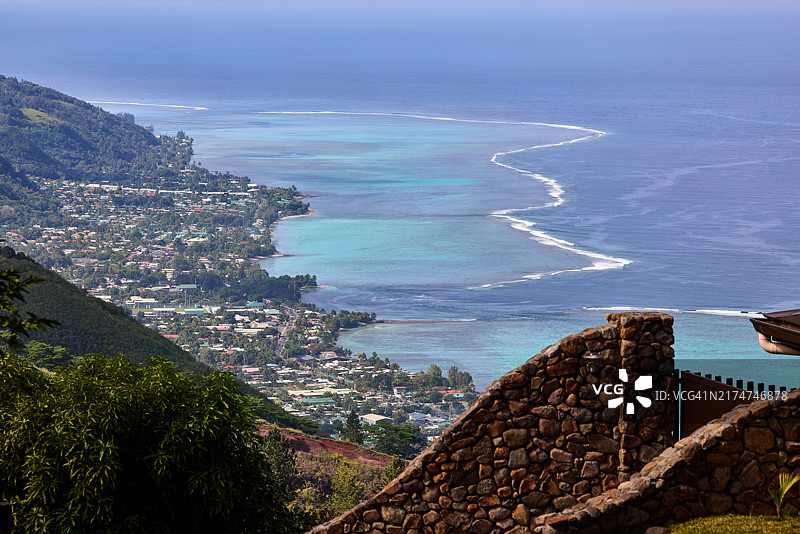 从普纳奥亚山坡郊区看到的塔希提岛西海岸高景图片素材