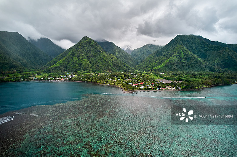 塔希提岛特阿胡波环礁的鸟瞰图，有山脉和云彩图片素材