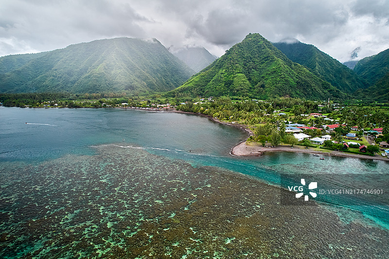 塔希提岛特阿胡波环礁的鸟瞰图，有山脉和云彩图片素材