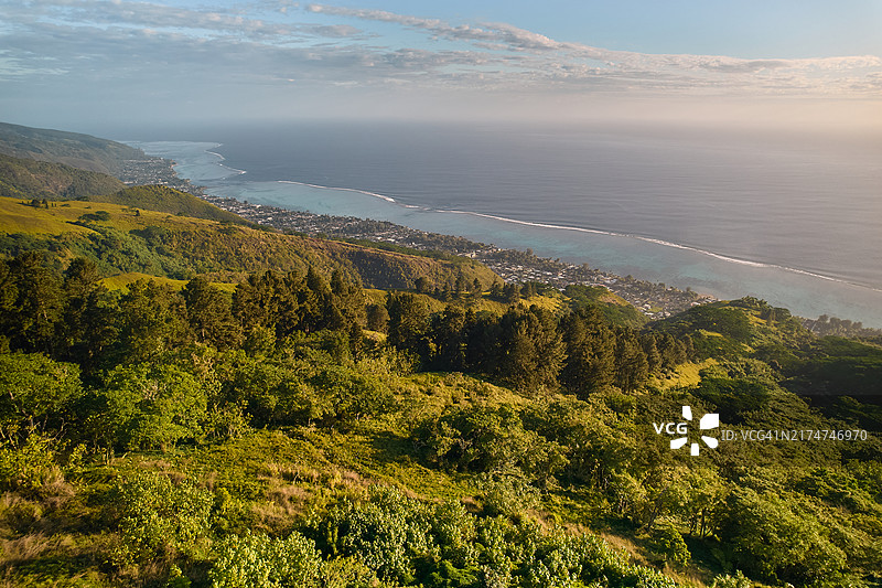 塔希提岛西海岸乡村的傍晚景色图片素材
