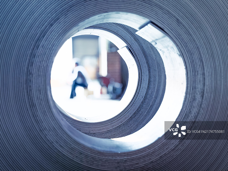 工人专注的卷钢卷图片素材