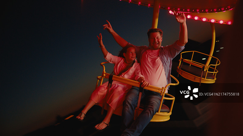 快乐的白人父女享受荡秋千图片素材