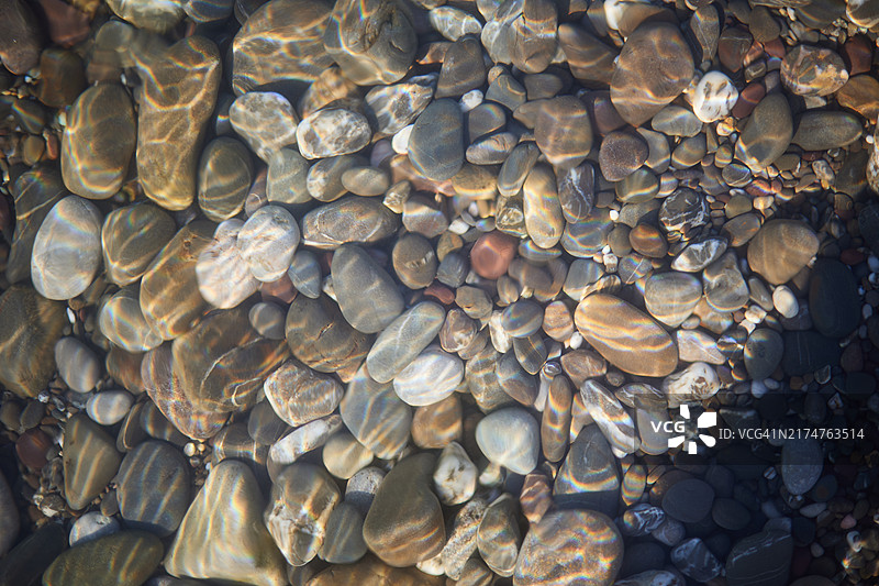 水下闪亮鹅卵石图片素材