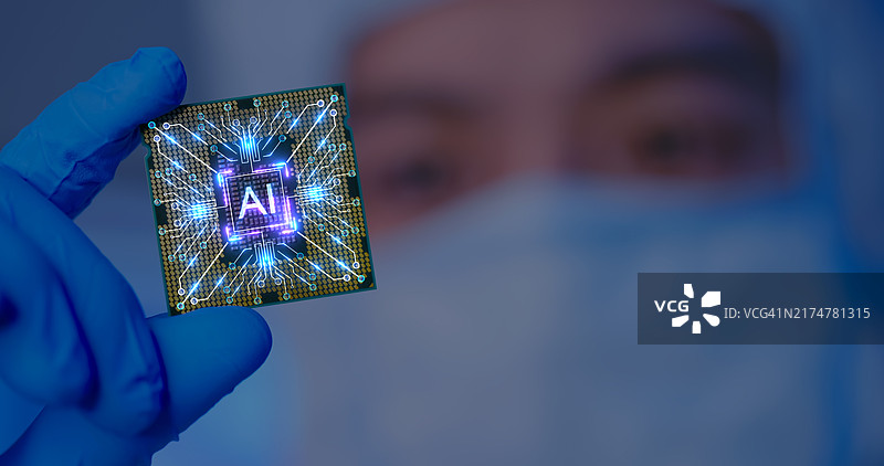 带有AI芯片的男性工程师图片素材