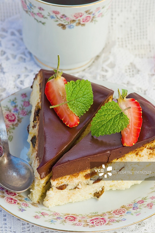 自制利沃夫奶酪蛋糕，配有葡萄干和巧克力糖霜，切片呈现图片素材