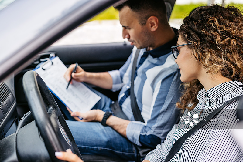 驾驶教练用清单评估女学员图片素材