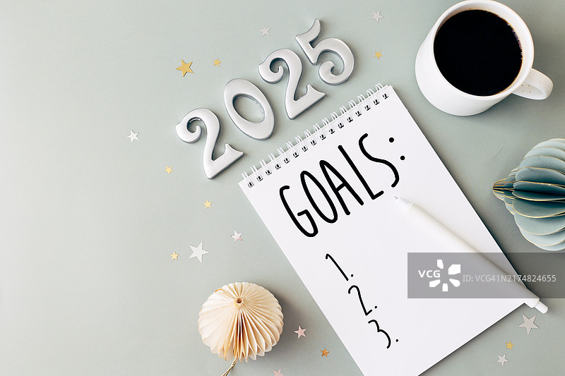 2025年目标。笔记本、笔、数字2025、黑咖啡杯、粉彩桌上的圣诞装饰品。圣诞节、新年快乐、决心、待办事项列表、战略和计划概念。带复制空间的平面图图片素材