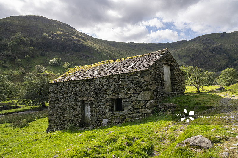英格兰湖区多夫代尔的老石谷仓图片素材