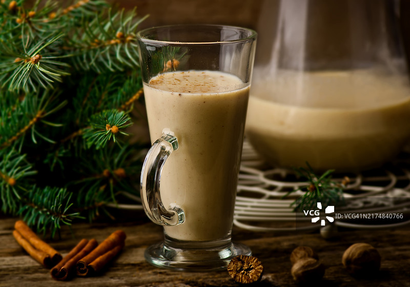 乡村风格新年装饰蛋奶酒图片素材