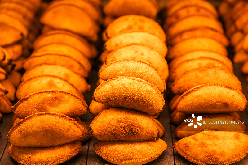 西班牙马德里圣米格尔市场出售的馅饼图片素材